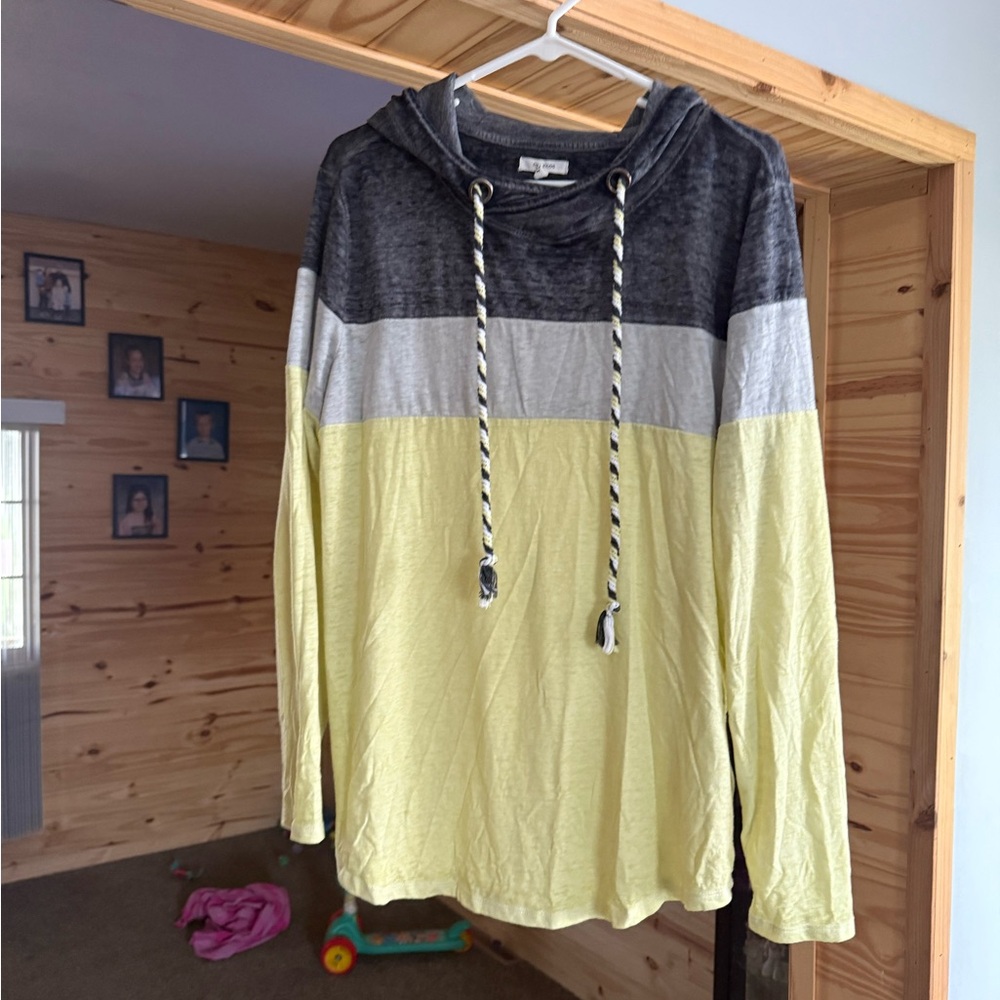 Xl Maurice’s gray and yellow sweater with hood